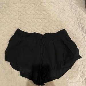 Black o’neill booty flowy shorts in size small.